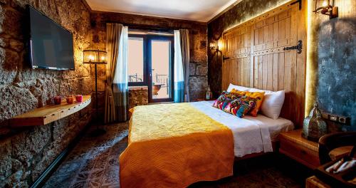 Tempat tidur dalam kamar di Assos Dionysos Hotel Adults Only 18