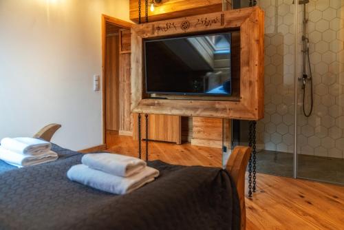 Televízia a/alebo spoločenská miestnosť v ubytovaní Mountain Shelter Apartments