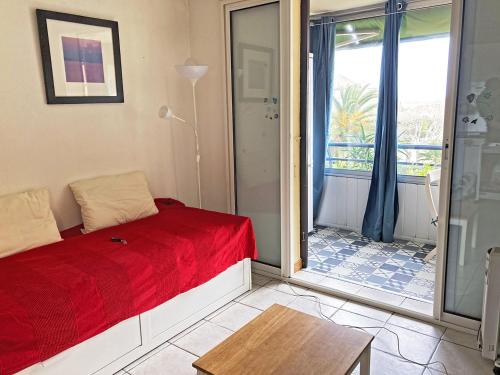 - une chambre avec un lit rouge et une porte coulissante en verre dans l'établissement Apartment with Sea View, à La Seyne-sur-Mer