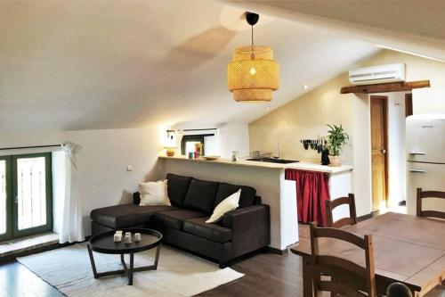 un salon avec un canapé et une table dans l'établissement COEUR de GOUDARGUES! 3 ch, 3 SDB, Extérieur, CLIM, à Goudargues