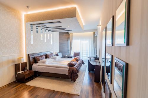 a bedroom with a bed and a couch at Hotel Belvedere in Braşov