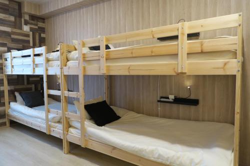 Ένα ή περισσότερα κρεβάτια σε δωμάτιο στο neko neko apartment