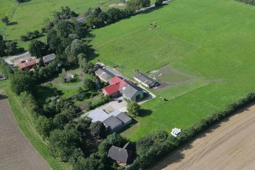 eine Luftaufnahme eines Bauernhofs mit Häusern und Bäumen in der Unterkunft Hof Beuck in Travenhorst