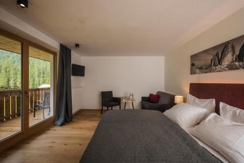 Postel nebo postele na pokoji v ubytování Hotel Dolomitenhof & Chalet Alte Post