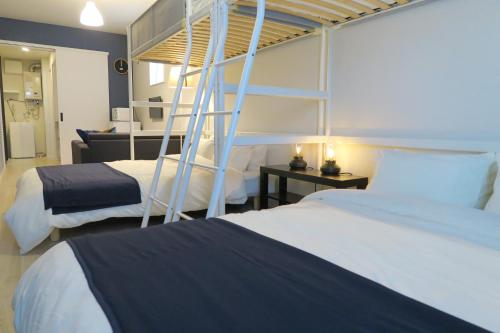 Ένα ή περισσότερα κρεβάτια σε δωμάτιο στο neko neko apartment