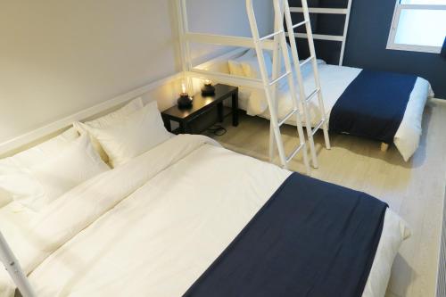 Ένα ή περισσότερα κρεβάτια σε δωμάτιο στο neko neko apartment