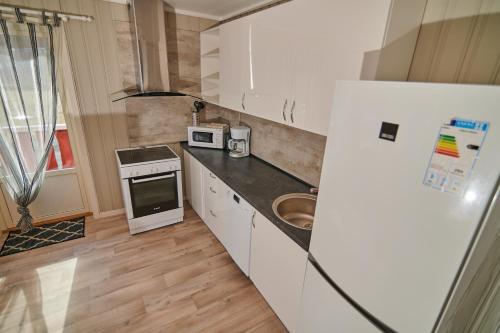 Dapur atau dapur kecil di Skjervøy Lodge