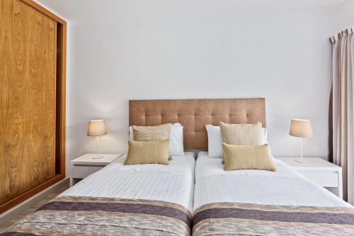 1 dormitorio con 2 camas y 2 lámparas en las mesas en Vale San Antonio Apartments, en Almancil