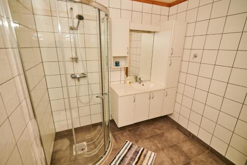 A bathroom at Skjervøy Lodge