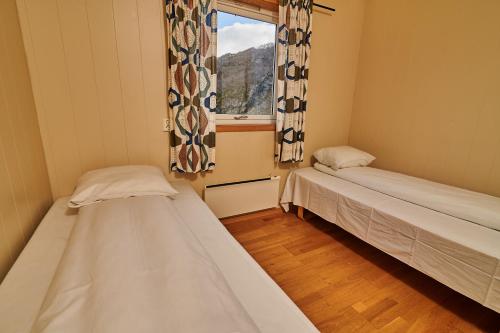 A bed or beds in a room at Skjervøy Lodge