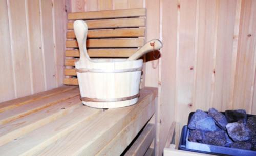 a bucket in the corner of a sauna at Family Hotel LILI in Bansko