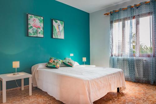 une chambre bleue avec un lit et une fenêtre dans l'établissement C333 Caülls by Mallorca Villa Selection, à Palma de Majorque