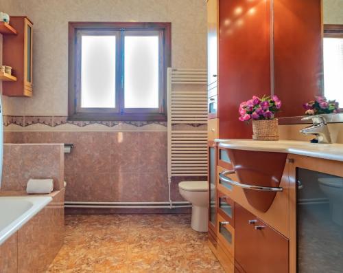 une salle de bain avec toilettes, lavabo et fenêtre dans l'établissement C333 Caülls by Mallorca Villa Selection, à Palma de Majorque