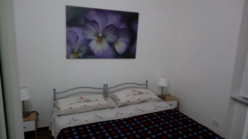 熱那亞的住宿－Appartamento Jonathan Livingston，一间卧室配有一张壁画床