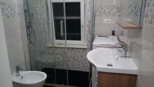 熱那亞的住宿－Appartamento Jonathan Livingston，一间带两个水槽和玻璃淋浴间的浴室