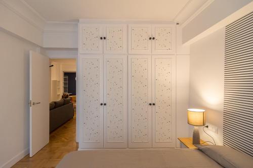 um quarto com um grande armário branco com um candeeiro em NAHIMA PARKING FREE em San Sebastián