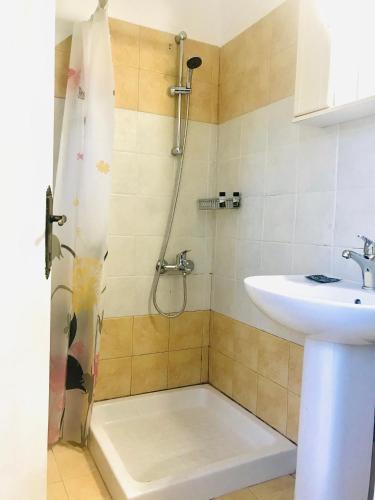 Un baño de Studio Banos Apartments and Swimming Pool