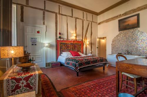 Een bed of bedden in een kamer bij Maison d'Hôtes La Lumière de Migou