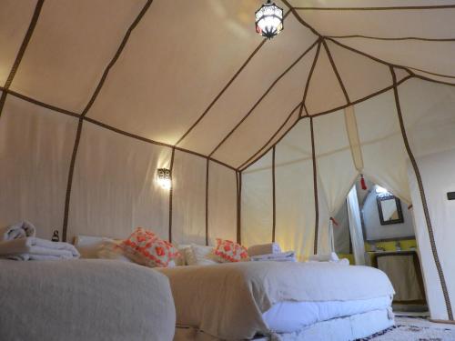En eller flere senge i et værelse på Room in Lodge - Sleep In Luxury Tent In Desert