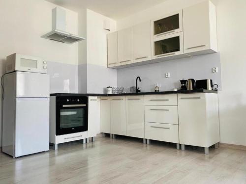 A kitchen or kitchenette at Apartament Biały Dom