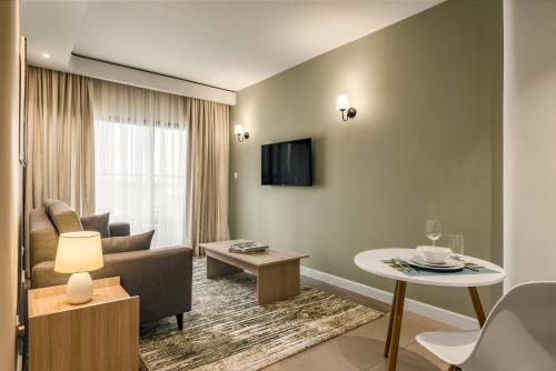 sala de estar con sofá y mesa en Kozi Suites Nairobi Airport, en Nairobi