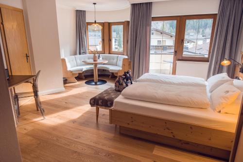 Uma cama ou camas num quarto em Alpine Hideaway ZILLERTALERHOF - 4 Sterne Superior