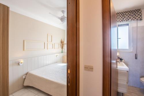 a small room with a bed and a bathroom at Villa Salento in Torre Santa Sabina
