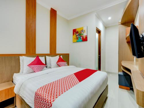 A bed or beds in a room at Super OYO Capital O 90291 Vin Stay Petanu
