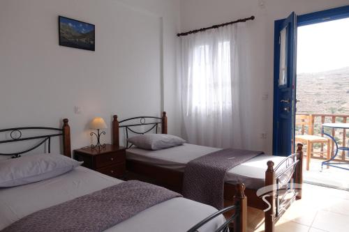 Gallery image of Comfy Room with Adorable View in Síkinos