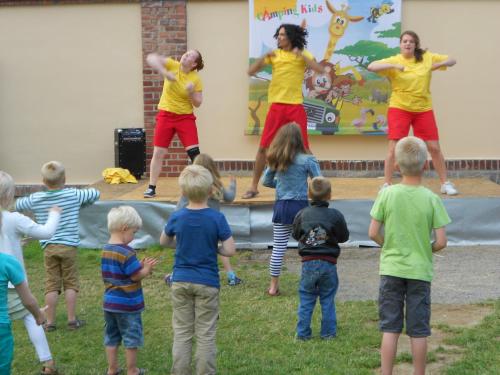 a group of children watching a group of people dancing at Camping 2000 in Januv Dul