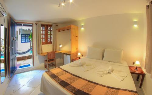 Un dormitorio con una cama con arcos. en Azul Pousada, en Jericoacoara