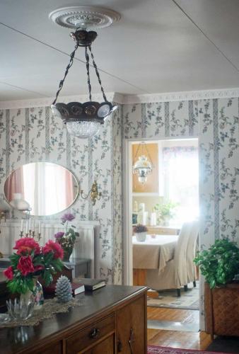 a room with a mirror and a table with flowers at Villa Sisu in Överkalix