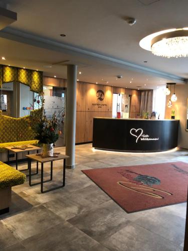 Un vestíbulo de un hotel con un mostrador de recepción en Dollinger, en Innsbruck