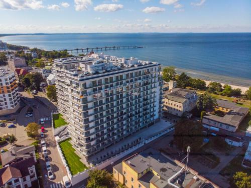 an aerial view of a tall building next to the ocean at Promenada Gwiazd 14 by Baltic Home in Międzyzdroje