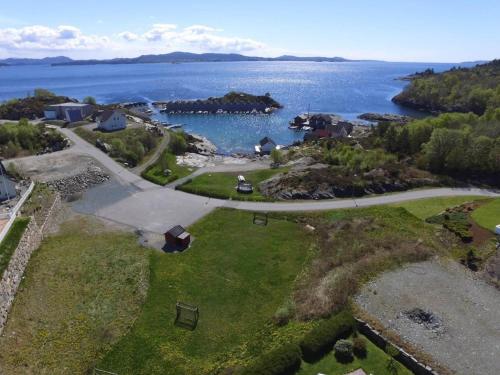 una vista aerea di una piccola isola in una cassa d'acqua di Family house close to the beach a Mosterhamn