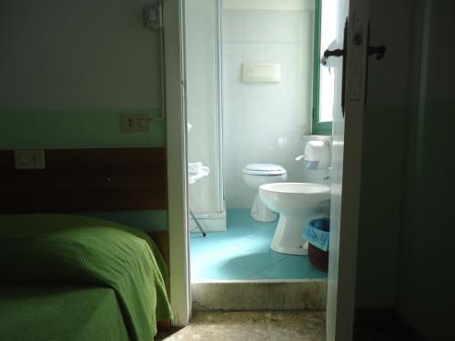 łazienka z toaletą i umywalką w obiekcie Motel Boston w mieście Silvi Marina