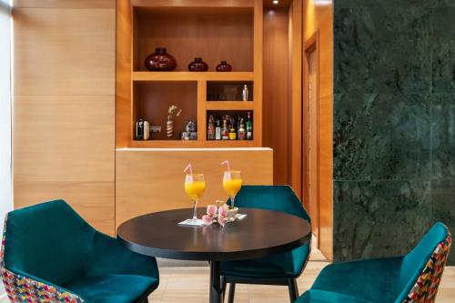 a dining room with a table and two glasses of wine at Exe León in León