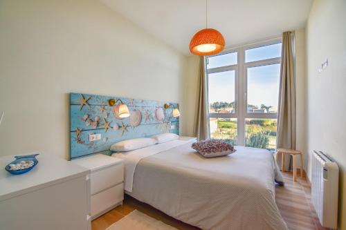 um quarto com uma cama e uma janela em Piso en la Isla em Isla de Arosa