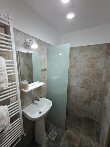 a bathroom with a sink and a mirror at Ski Top Busteni in Buşteni