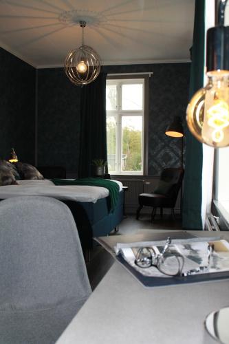 een slaapkamer met 2 bedden en een raam bij Villa Göta in Forsvik