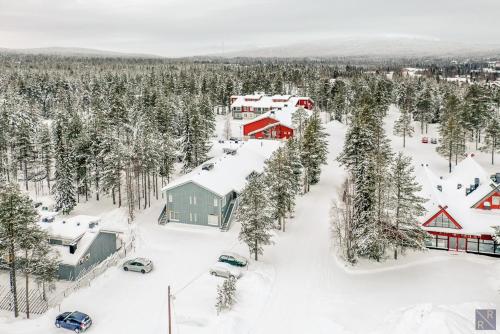 une vue aérienne sur un village dans la neige dans l'établissement Ylläs Kanerva 105, à Äkäslompolo