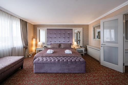 Un dormitorio grande con una cama grande y una ventana. en Dream Hill Business Deluxe Hotel Asia, en Estambul
