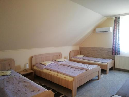 Un pat sau paturi într-o cameră la Imola És Andrea Apartmanház
