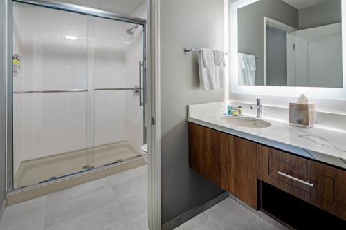 A bathroom at Staybridge Suites - Long Beach Airport, an IHG Hotel
