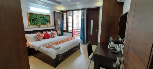 Un dormitorio con una cama grande con almohadas rojas. en Sunrise B&B, en Nueva Delhi