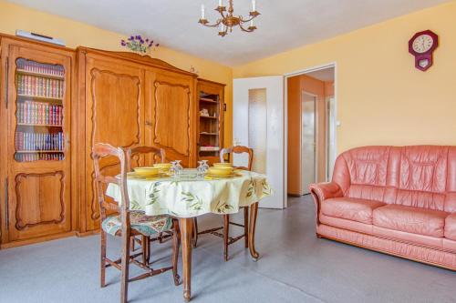 une salle à manger avec une table et un canapé dans l'établissement Le Palalda, à Amélie-les-Bains-Palalda
