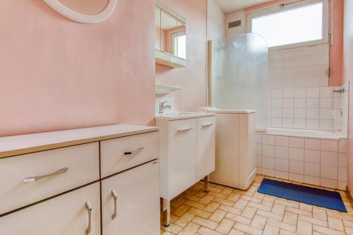 une salle de bain avec un lavabo et une douche dans l'établissement Le Palalda, à Amélie-les-Bains-Palalda