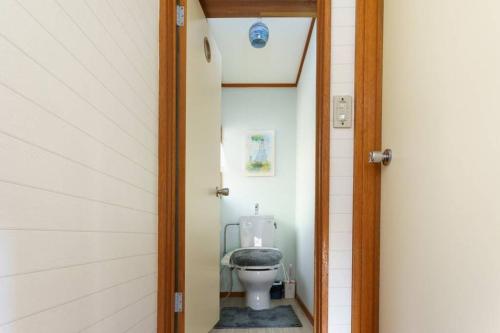 a bathroom with a toilet in a small room at ヴィンテージ那須ハイランドパーク徒歩10分 一棟貸切 定員8名BBQ ファミリー向け 無料Wifi in Nasu