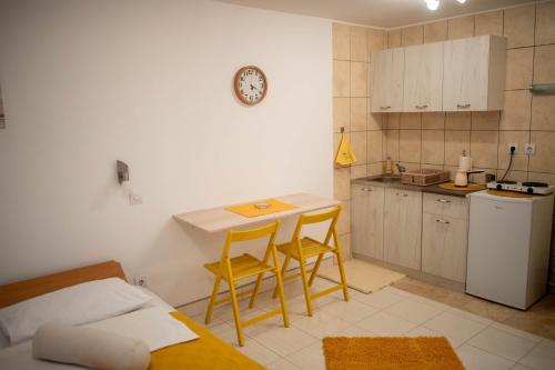 eine Küche mit 2 Stühlen und einem Tisch in einem Zimmer in der Unterkunft Irinin Vidikovac in Rudnik