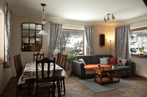 Domek Chmielnik في Pieszyce: غرفة معيشة مع أريكة وطاولة